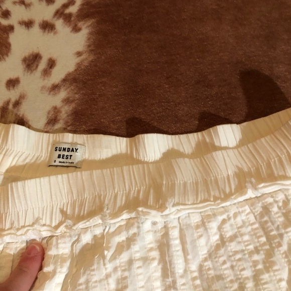 Aritzia Sunday Best skirt 
size 0 
Stretchy waist band fits lower waisted! - Picture 3 of 6